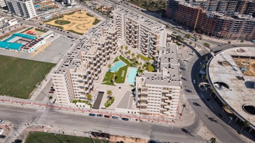 Vista aérea que muestra la excelente ubicación de Insur Elyonia junto a las principales avenidas de Entrenúcleos, Dos Hermanas. Se aprecia la amplitud de la parcela y la rápida conexión con Sevilla.